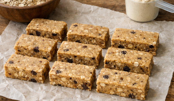 Batonik proteinowy bez cukru – 10 porcji po ~200 kcal, domowe składniki.